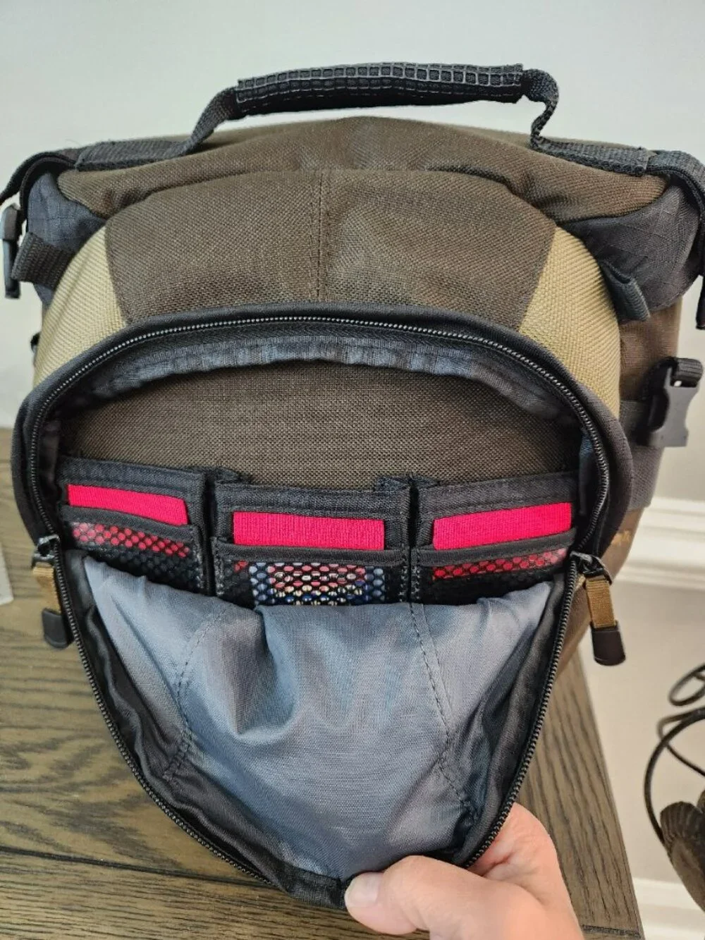 Tamrac Velocity 7x Sling Bag SLR Camera Bag Adjustable Shoulder Strap 5767 Brown